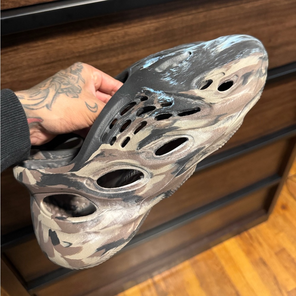 adidas Foam runners size 8